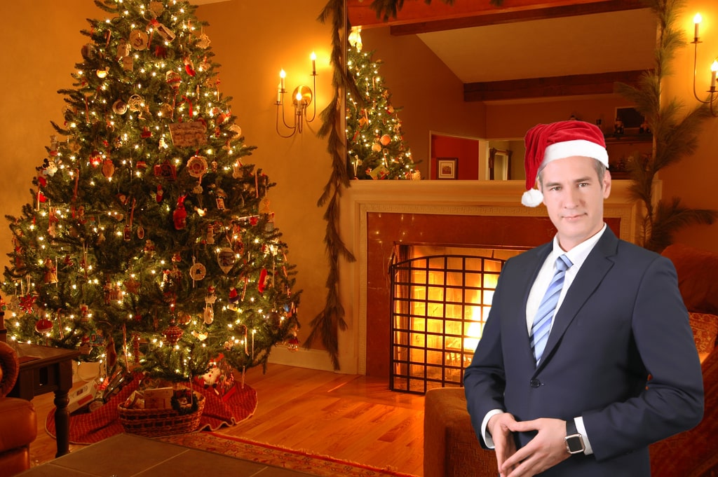 Montage photographique satirique montrant une maison à Noël et un représentant commerciale avec un bonnet de Noël sur la tête.