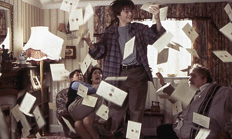 Harry Potter lance des enveloppes en l'air. (image issue du film)