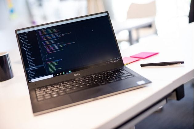 Lignes de code sur un ordinateur portable posé sur un bureau de l'agence Oniti à Nantes.