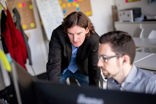 Julien et David discutant de la solution Mulch Oniti devant un ordinateur de l'agence Oniti à Nantes.