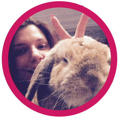 Portrait de Diane avec son lapin, consultante communication pour Oniti.