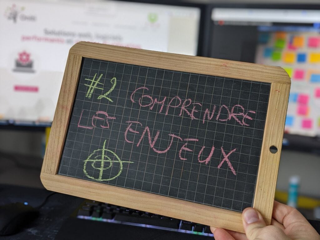 ardoise avec inscription "comprendre enjeux" écrit à la craie