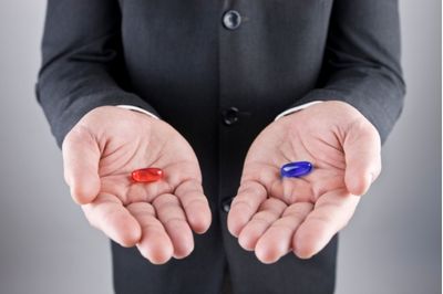 Un homme propose deux pillules : une bleu et une rouge, référence au film Matrix.