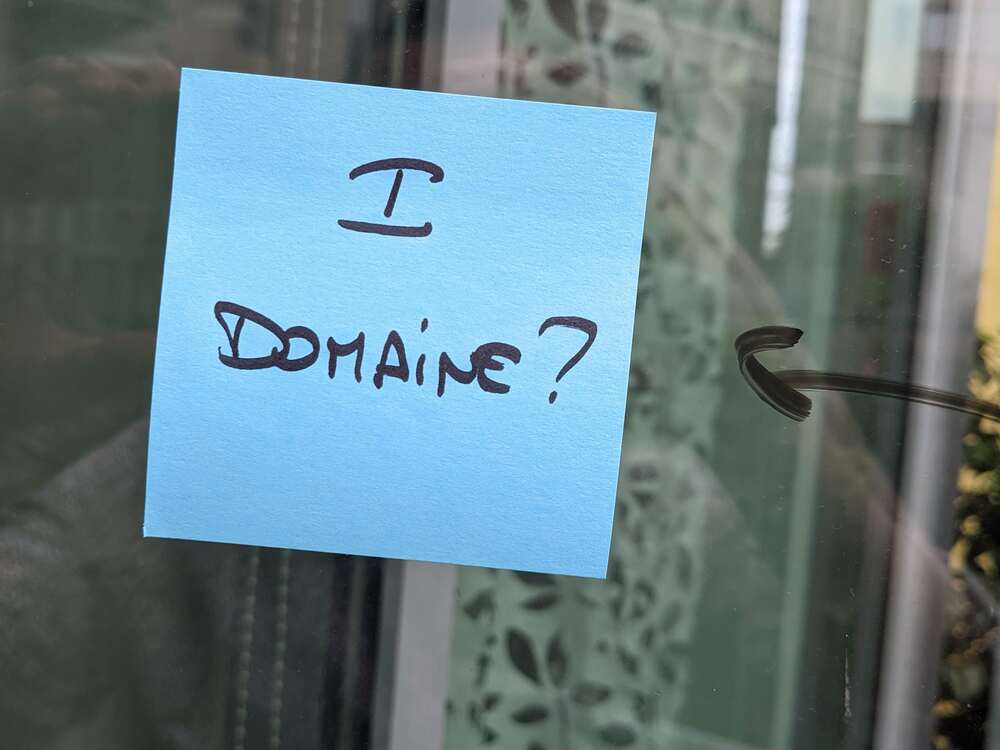 Post-it collé sur une vitre sur lequel est inscrit "1 Domaine ?"