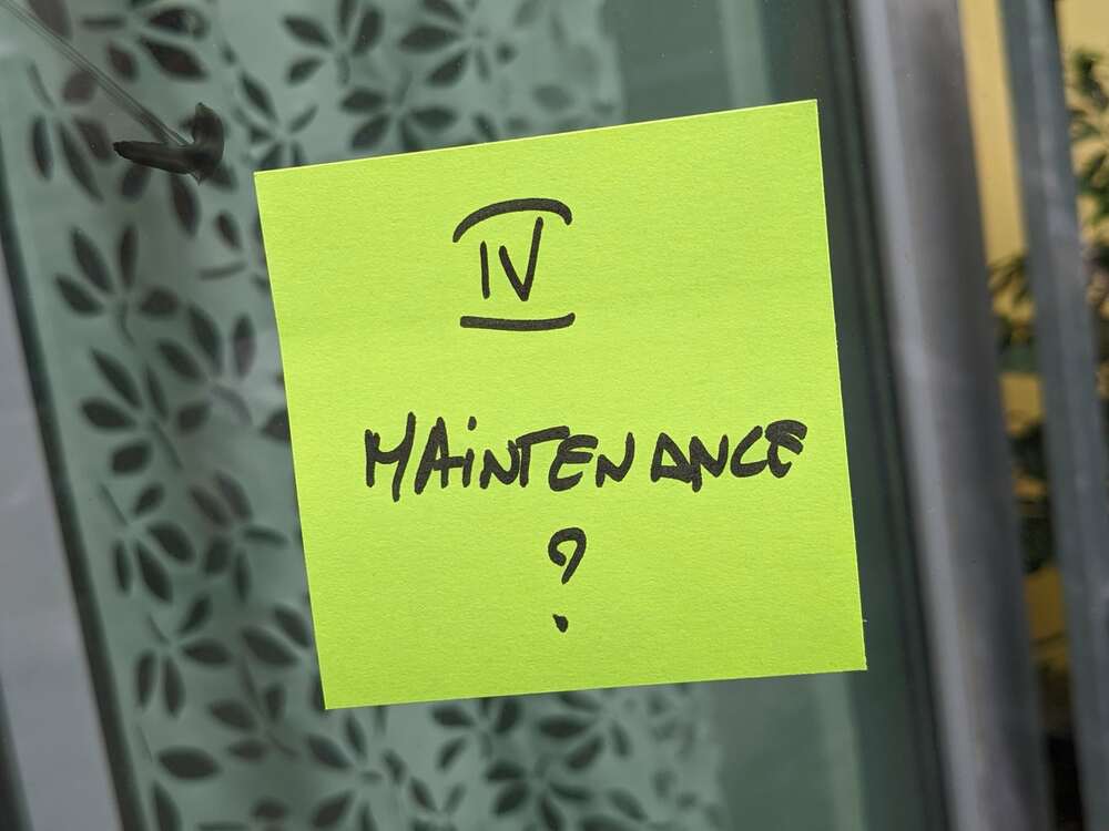 Post-it collé sur une vitre sur lequel est inscrit "4 Maintenance ?"